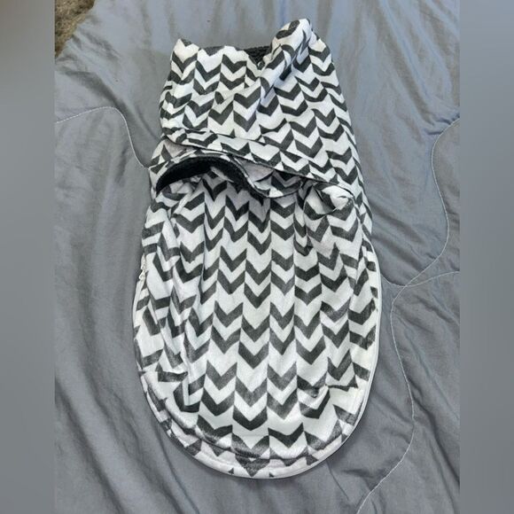 Fleece swaddle size small/medium has a zippered bottom second listing - Picture 1 of 3